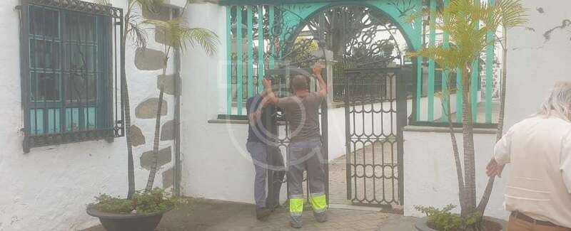 Operarios municipales proceden a retirar la puerta metálica/TA.